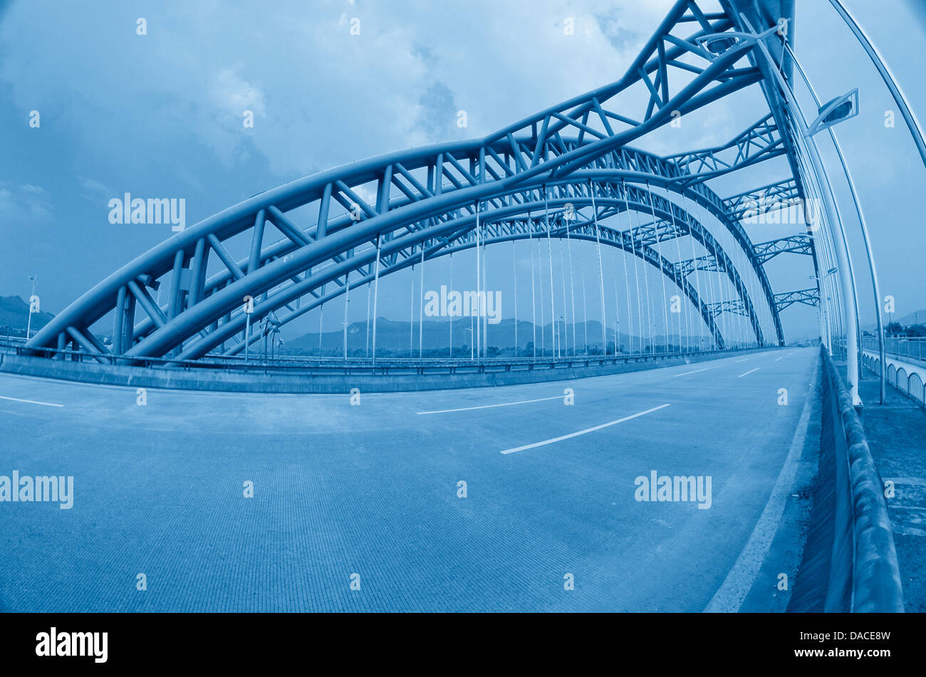La strada attraverso il ponte con cielo blu sullo sfondo di una città Foto Stock