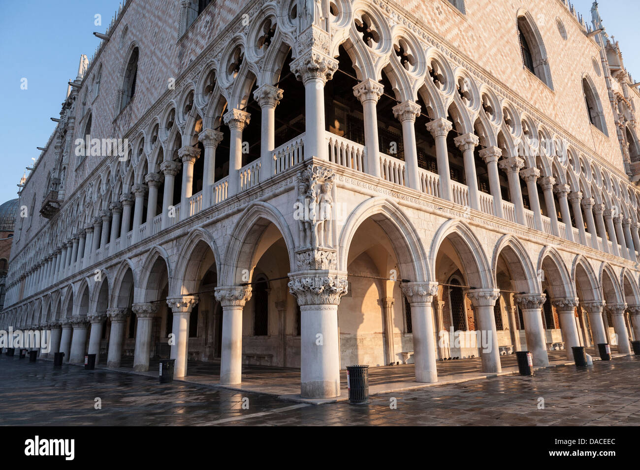 Piazza San Marco e il Palazzo Ducale, all'alba, Venezia, Italia Foto Stock