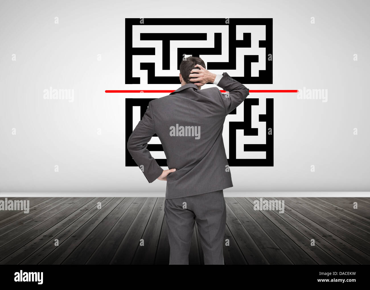 Imprenditore guardando il codice QR Foto Stock