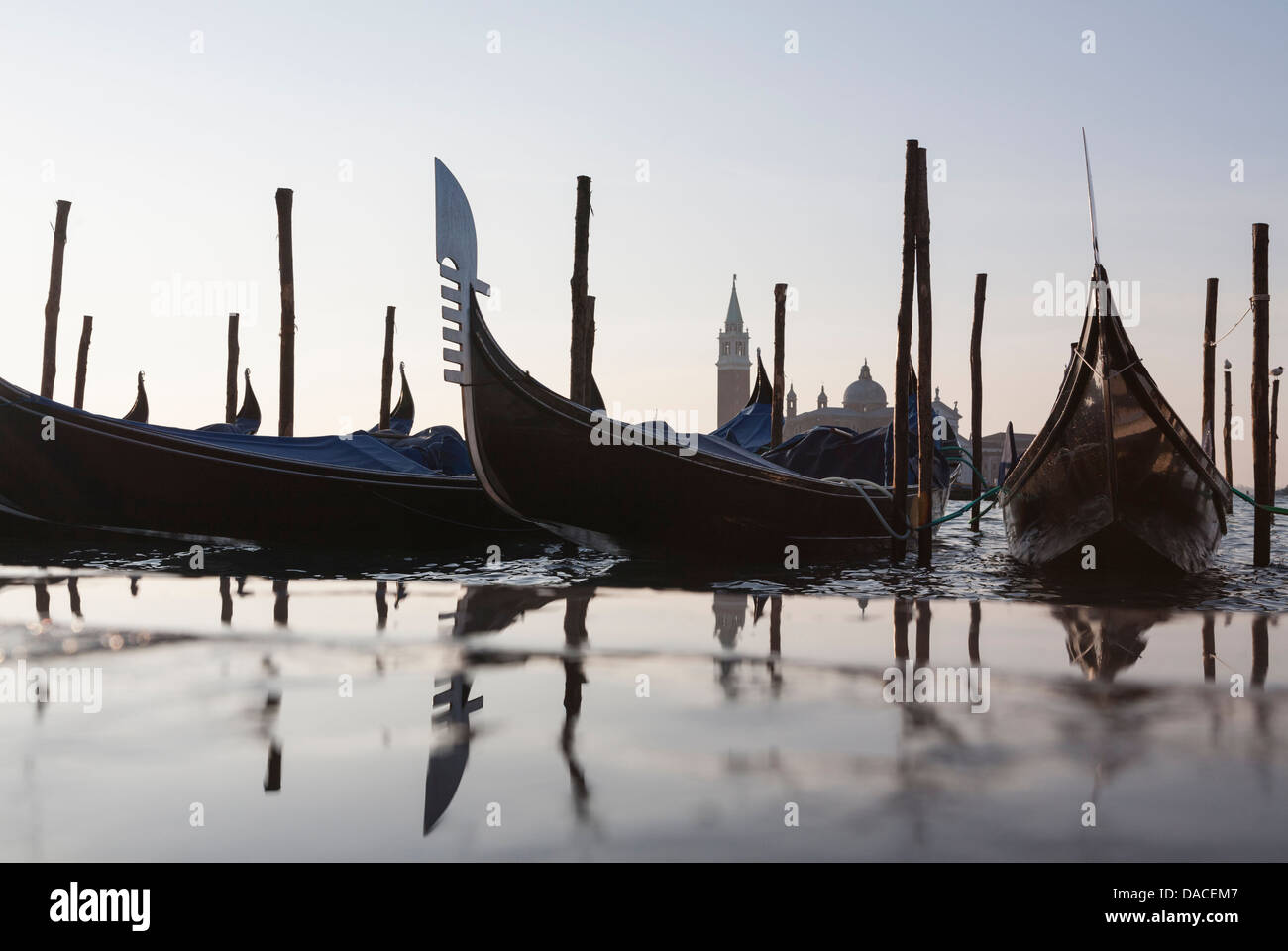 Gondole con la riflessione e l'acqua splash, Venezia, Italia Foto Stock