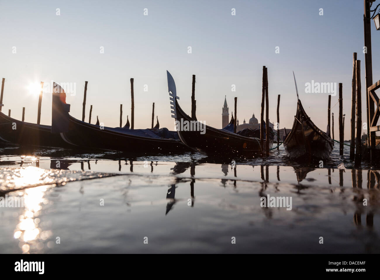 Gondole con la riflessione e l'acqua splash, Venezia, Italia Foto Stock