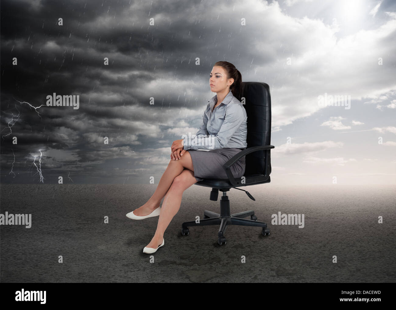 Imprenditrice seduto al centro del fronte delle impostazioni meteo Foto Stock