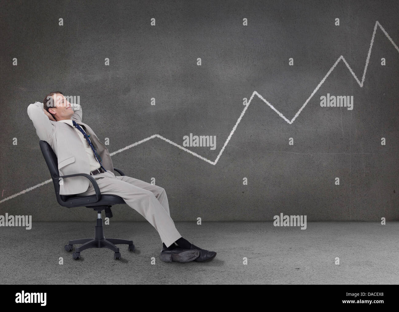 Imprenditore rilassante in grigio di una stanza vuota Foto Stock