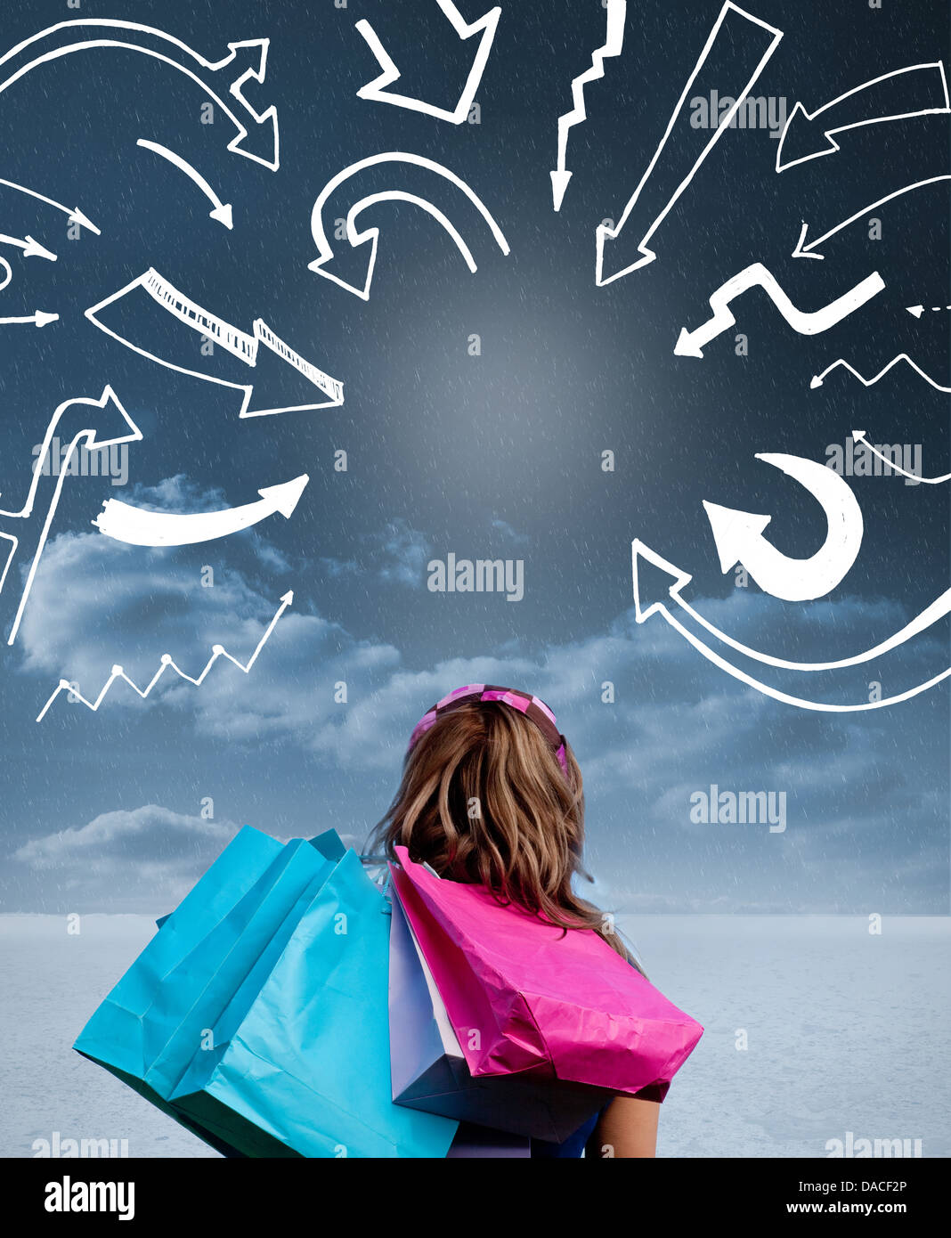 Donna che mantiene le borse della spesa Foto Stock