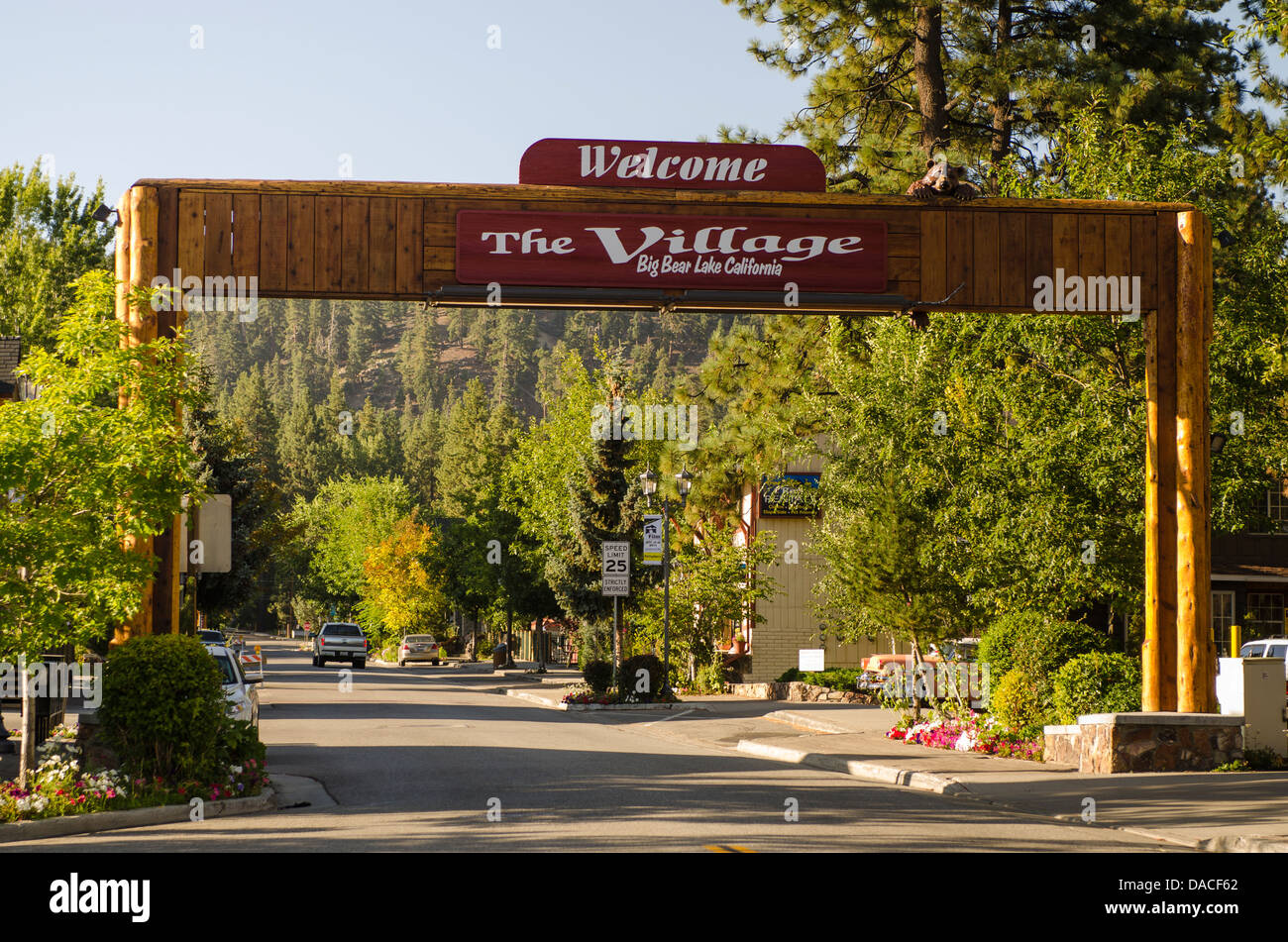 Segno di benvenuto nel centro di Big Bear Lake Village, California. Foto Stock