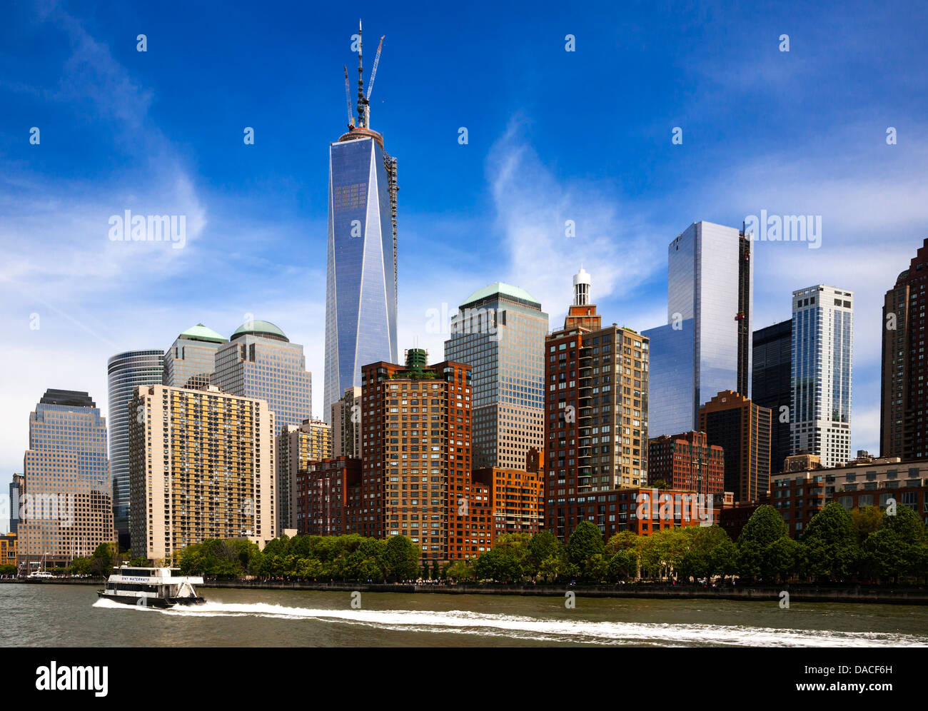 La parte inferiore di Manhattan Financial District skyline dal fiume Hudson compresa la One World Trade Center, New York, Stati Uniti d'America. Foto Stock