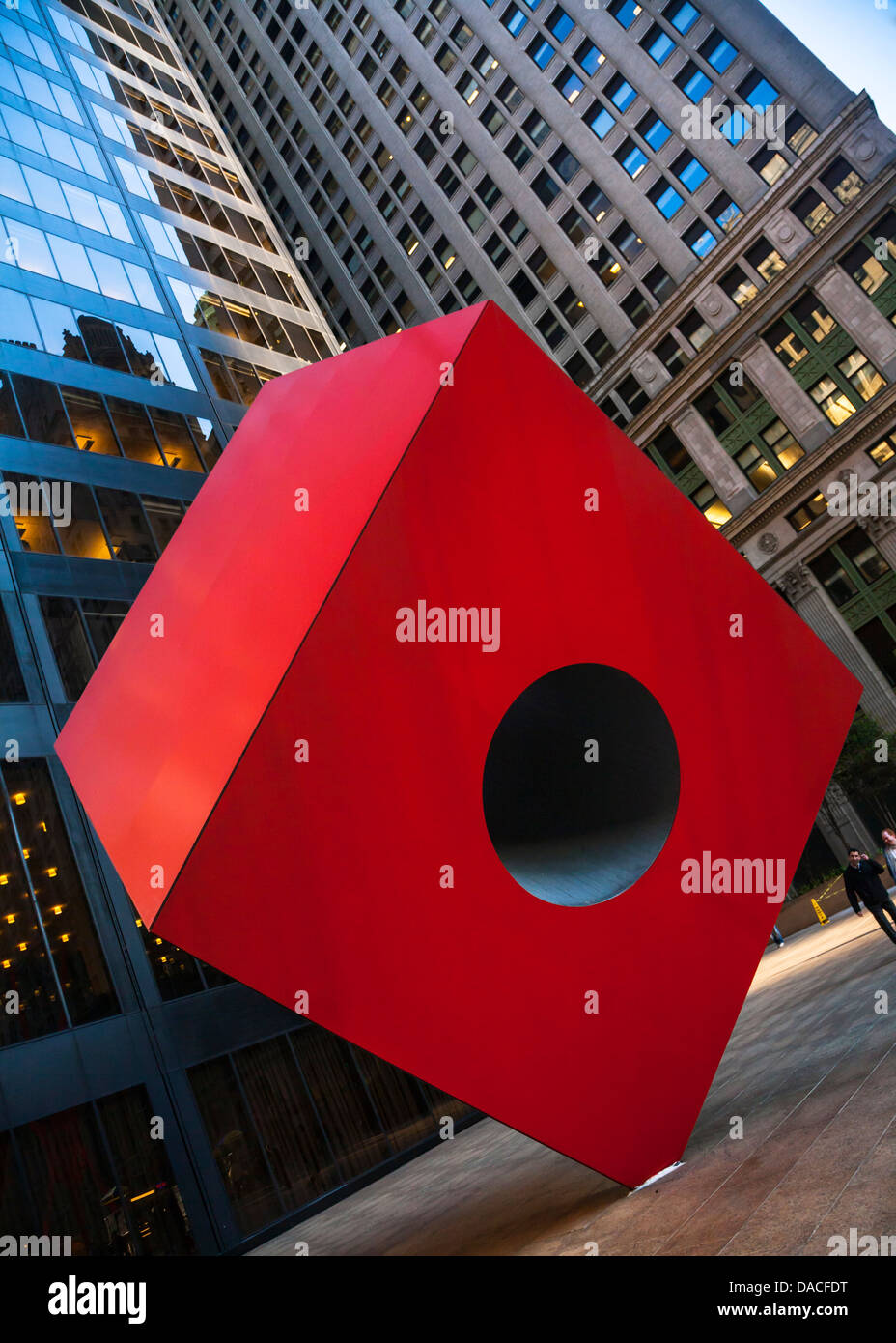 Isamu Noguchi del cubo rosso (1968), 140 Broadway, Manhattan, New York City, Stati Uniti d'America. Foto Stock