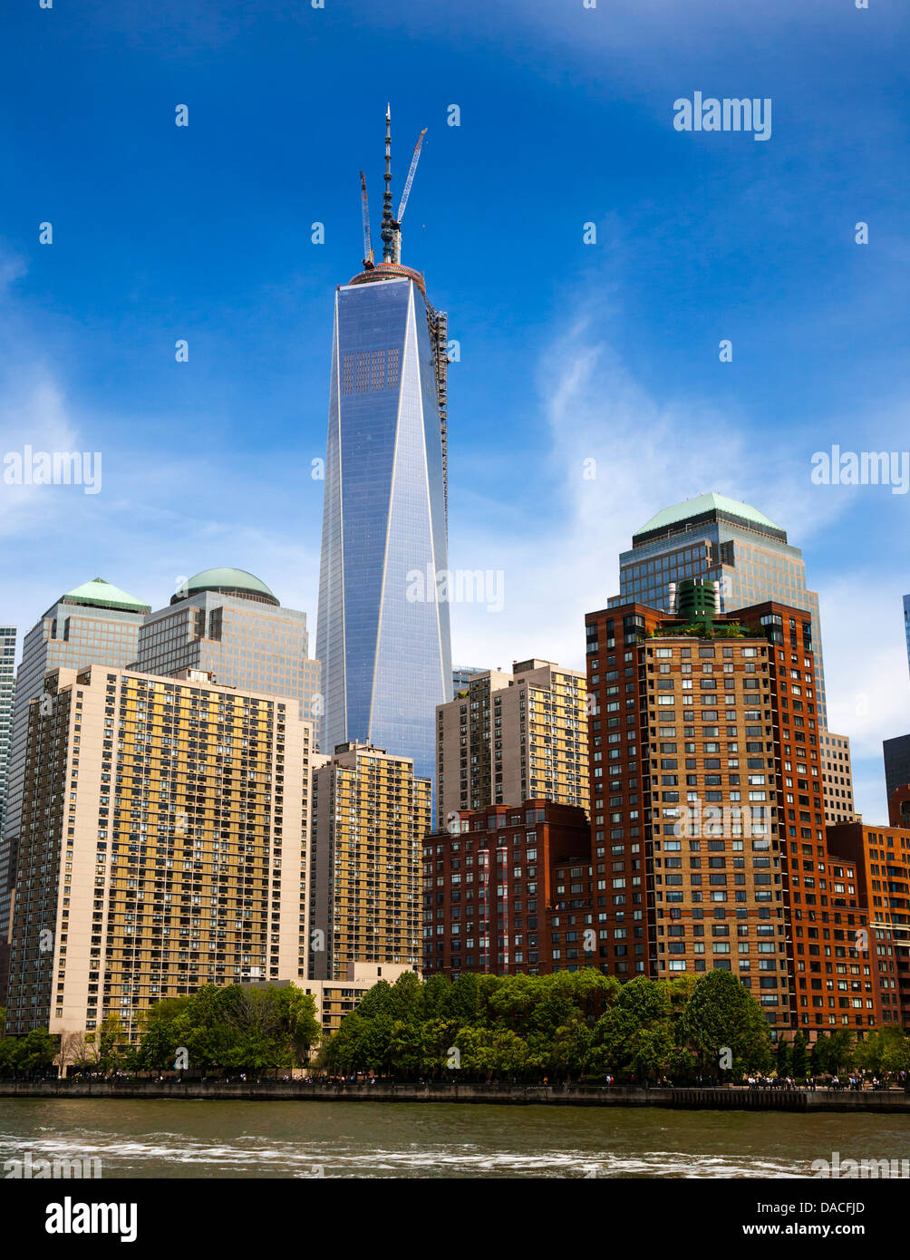 La parte inferiore di Manhattan Financial District skyline che include la One World Trade Center, New York, Stati Uniti d'America. Foto Stock