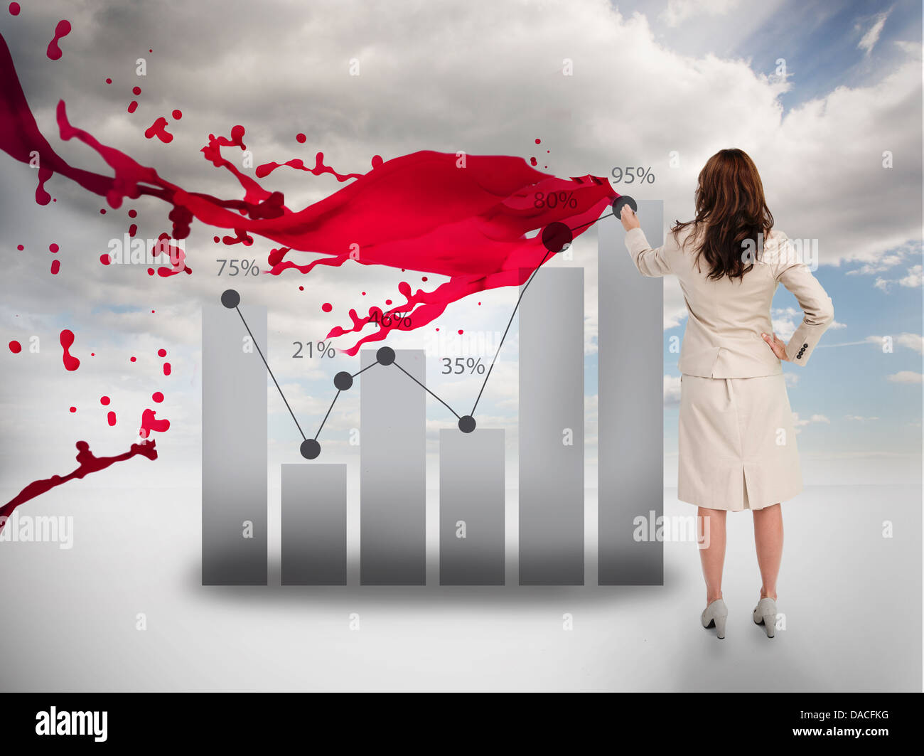 Creative imprenditrice di disegno di un grafico accanto a vernice rossa splash Foto Stock