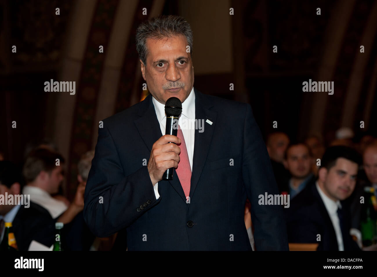 Il dott. Fuat Sanaç, presidente della comunità islamica n Vienna parlando all'inizio del Ramadan 2013, Foto Stock