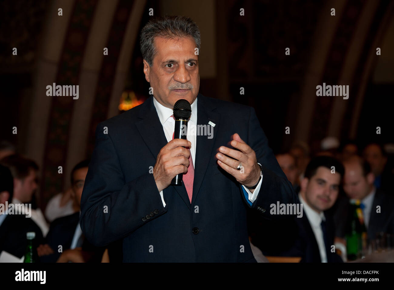 Il dott. Fuat Sanaç, presidente della comunità islamica n Vienna parlando all'inizio del Ramadan 2013. Foto Stock