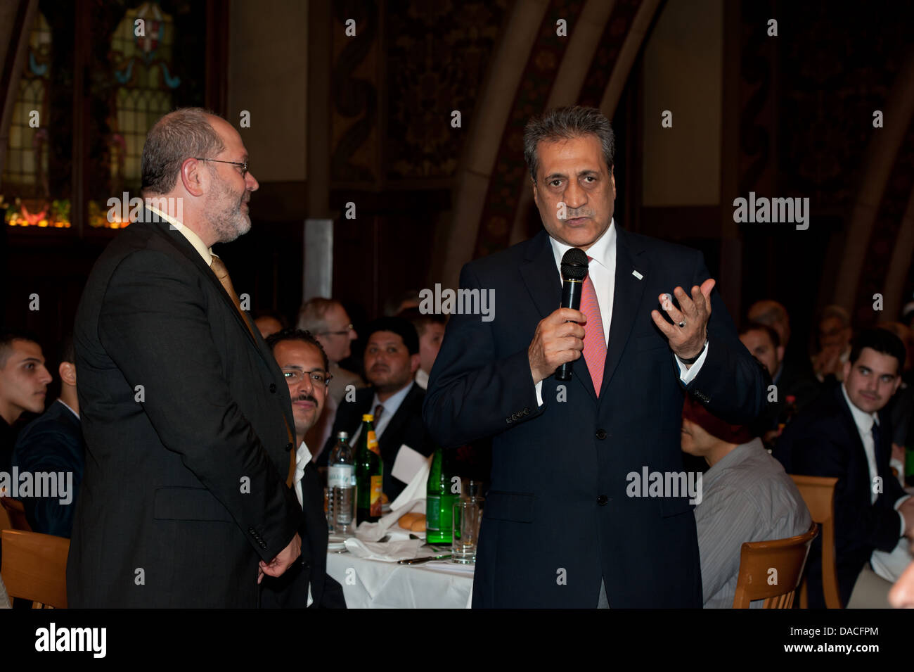 Il dott. Fuat Sanaç, presidente della comunità islamica di Vienna e di Omar Al-Rawi all inizio del Ramadan. Foto Stock