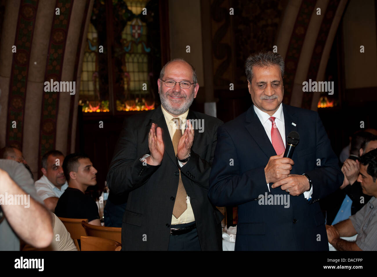 Il dott. Fuat Sanaç, presidente della comunità islamica di Vienna e di Omar Al-Rawi all inizio del Ramadan. Foto Stock