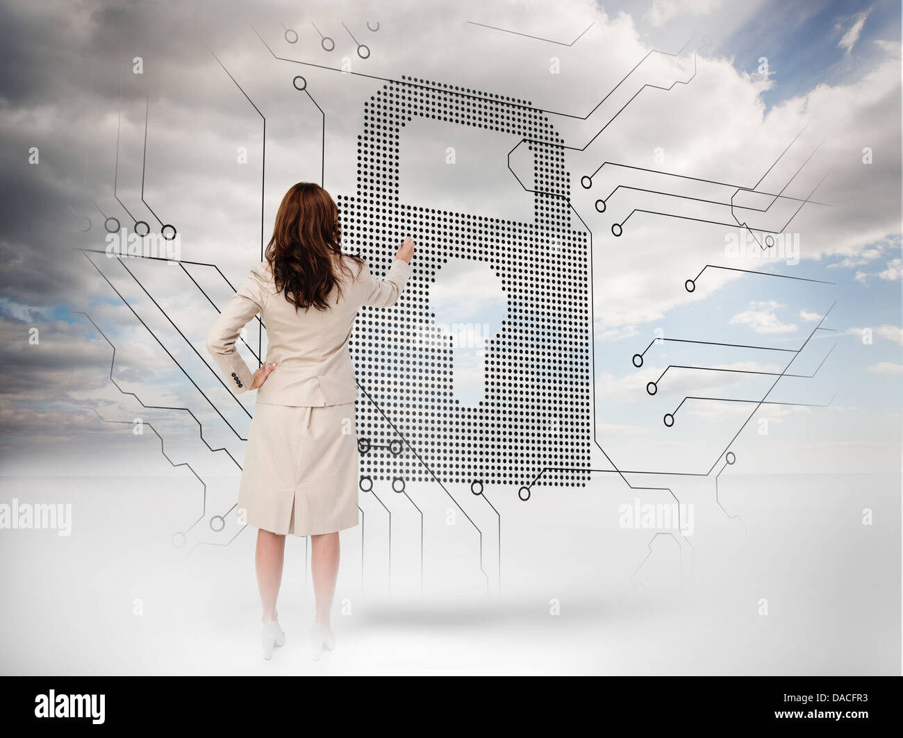 Imprenditrice selezionando un lucchetto Foto Stock