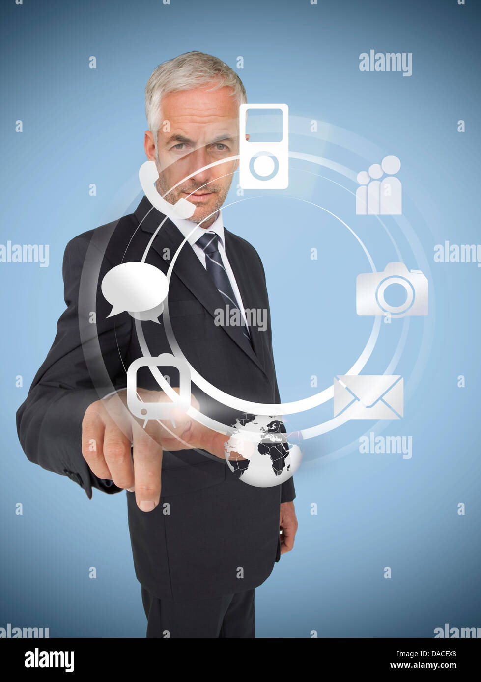 Imprenditore selezionando un ologramma con le applicazioni dello smartphone Foto Stock