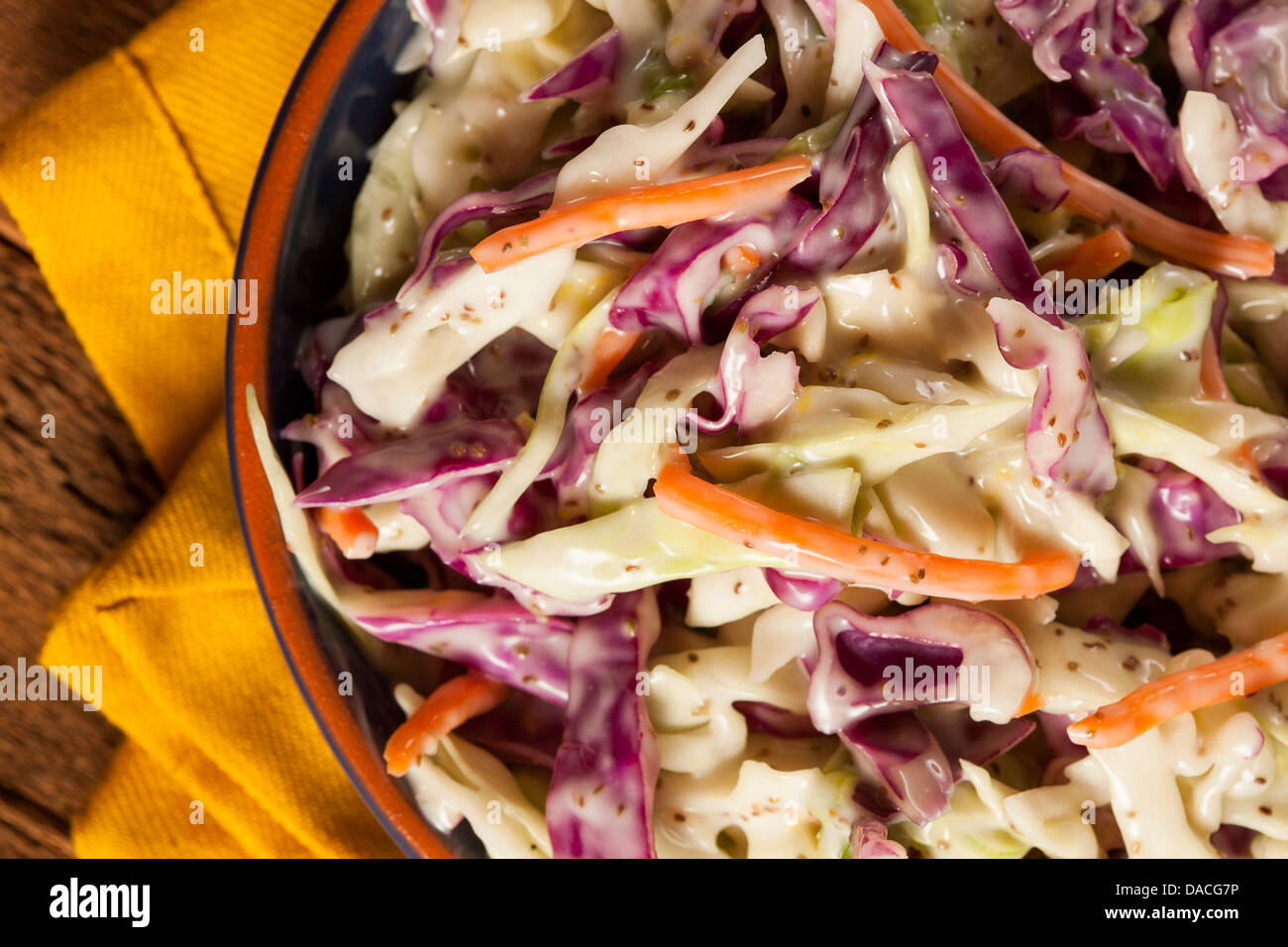 Coleslaw fatti in casa con il cavolo tagliato a listarelle, la carota e la lattuga Foto Stock