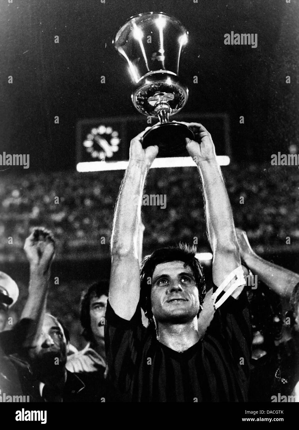 Gianni Rivera (Milano), 3 luglio 1977 - Calcio : Gianni Rivera di Milano tiene un trofeo dopo aver vinto la Coppa Italia partita finale tra Milano 2-0 Inter a San Siro di Milano, Italia. (Foto di Maurizio Borsari/AFLO) Foto Stock