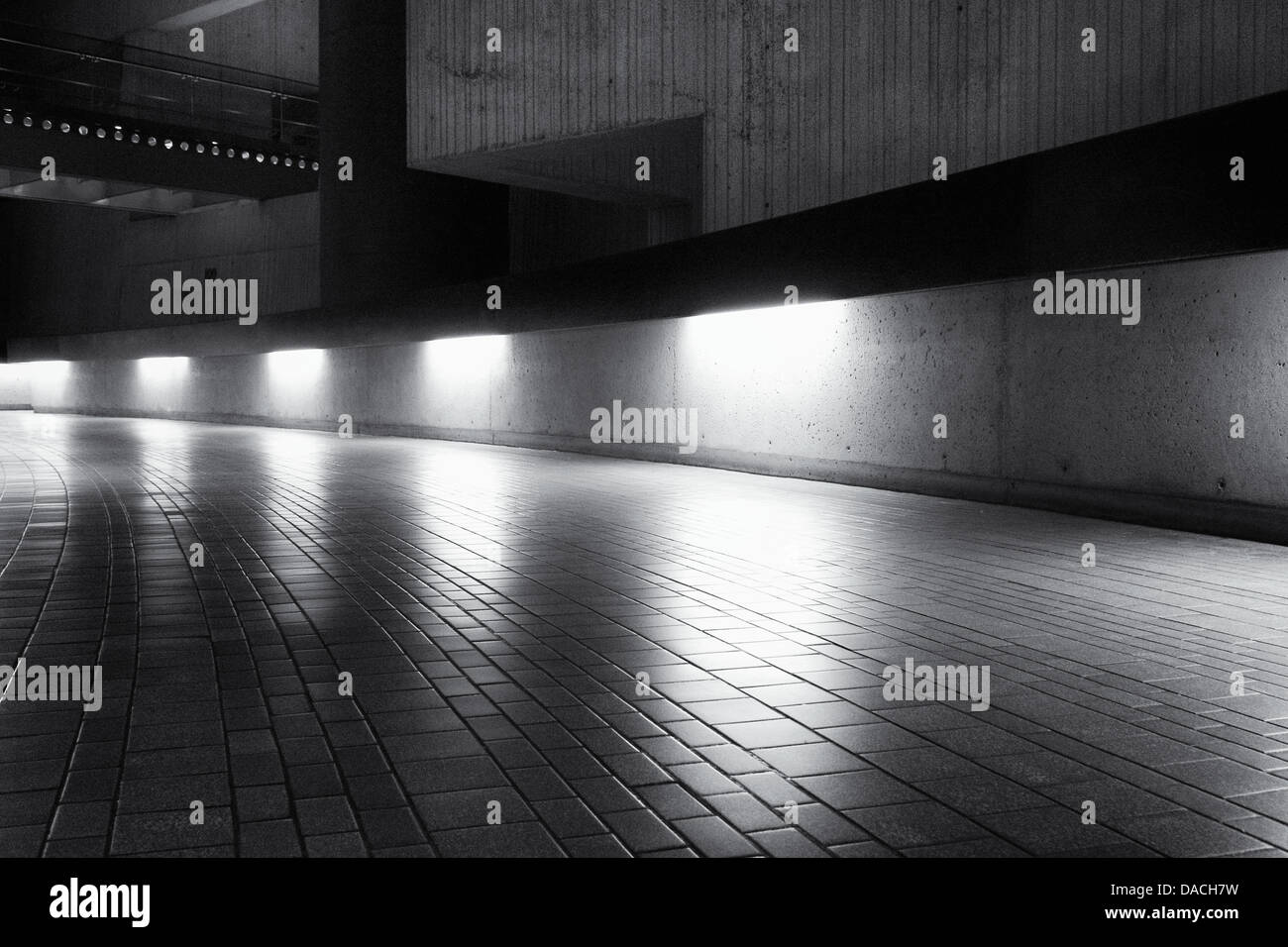 Illuminato percorso curvo con piastrelle di singoli mattoni Foto Stock