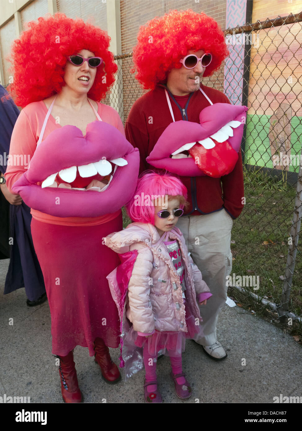 Blocco di Halloween party nella sezione di Kensington di Brooklyn, NY, 2010. Famiglia vestito come bubblegum. Foto Stock