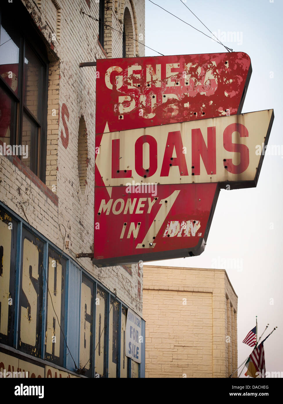 Segno fatiscente per un prestito di denaro e la pedina negozio nel quartiere Corktown a Detroit Foto Stock