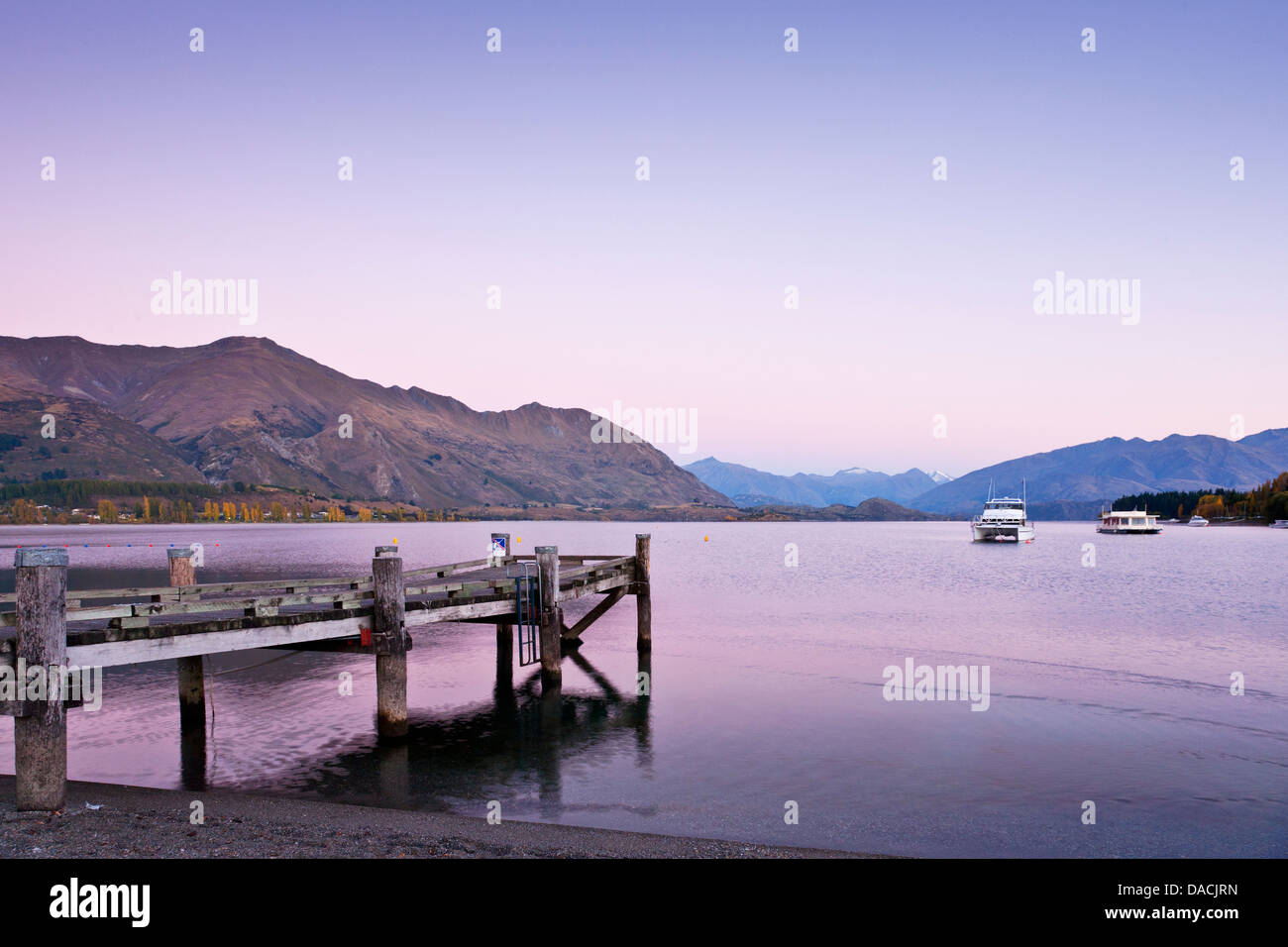 Pontile sul Lago Wanaka, visto prima dell'alba in autunno. Foto Stock