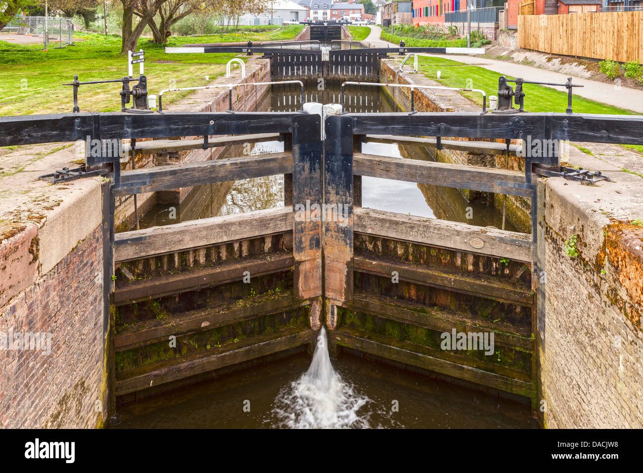 Diglis serratura inferiore sulla Worcester Birmingham Canal vicino alla giunzione con il fiume Severn a Diglis, Worcester, Inghilterra. Foto Stock