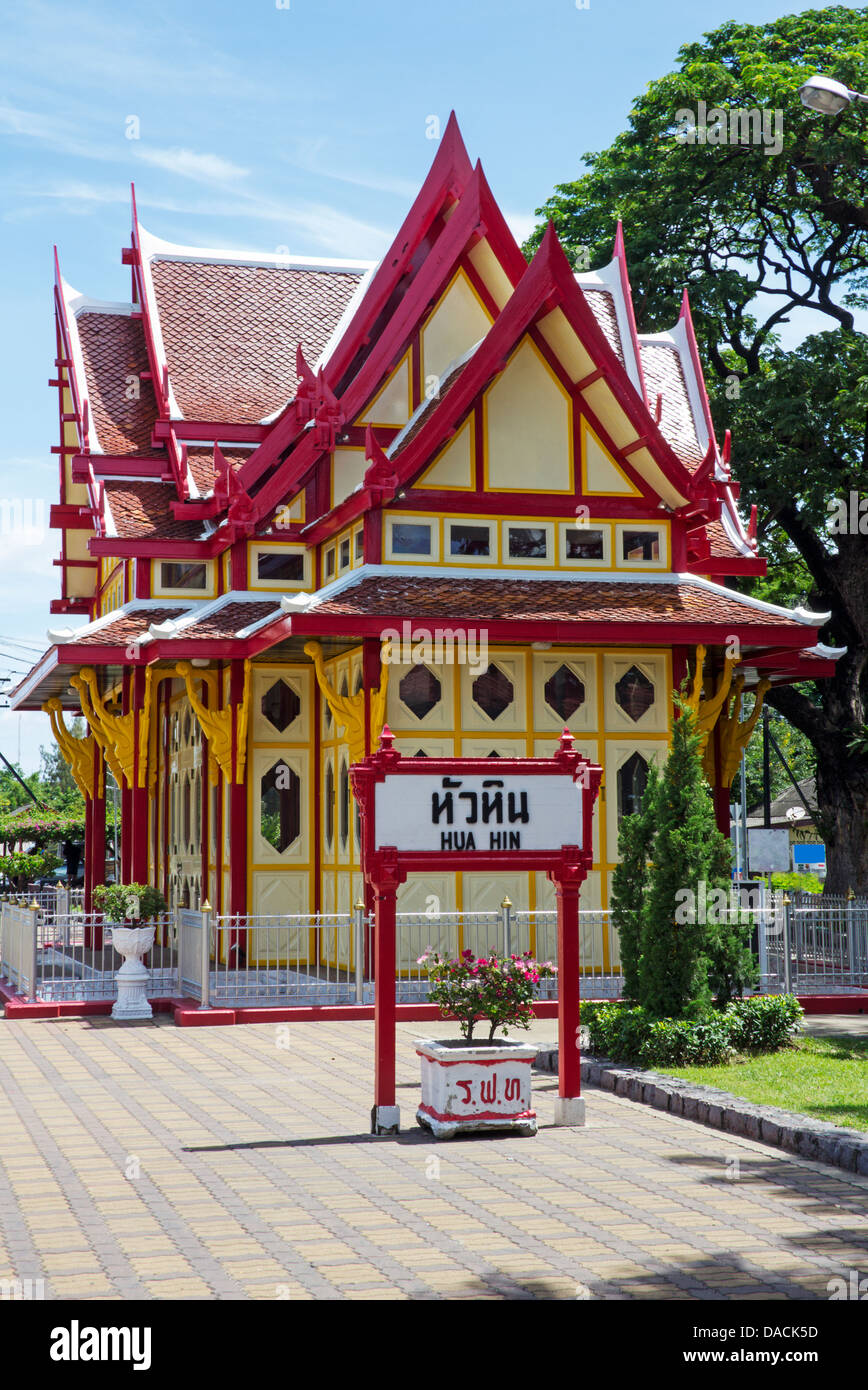 Il Royal Pavilion su Hua Hin stazione in Thailandia in formato verticale Foto Stock