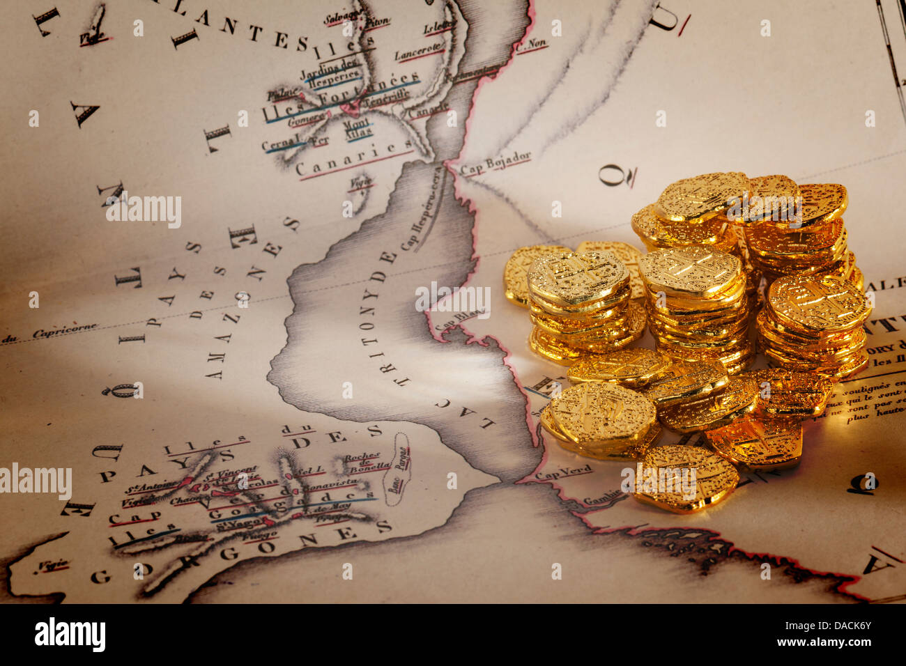 Doubloons e Tesoro mappa - mappa vecchia di Atlantis e un mucchio di oro doubloons. Foto Stock