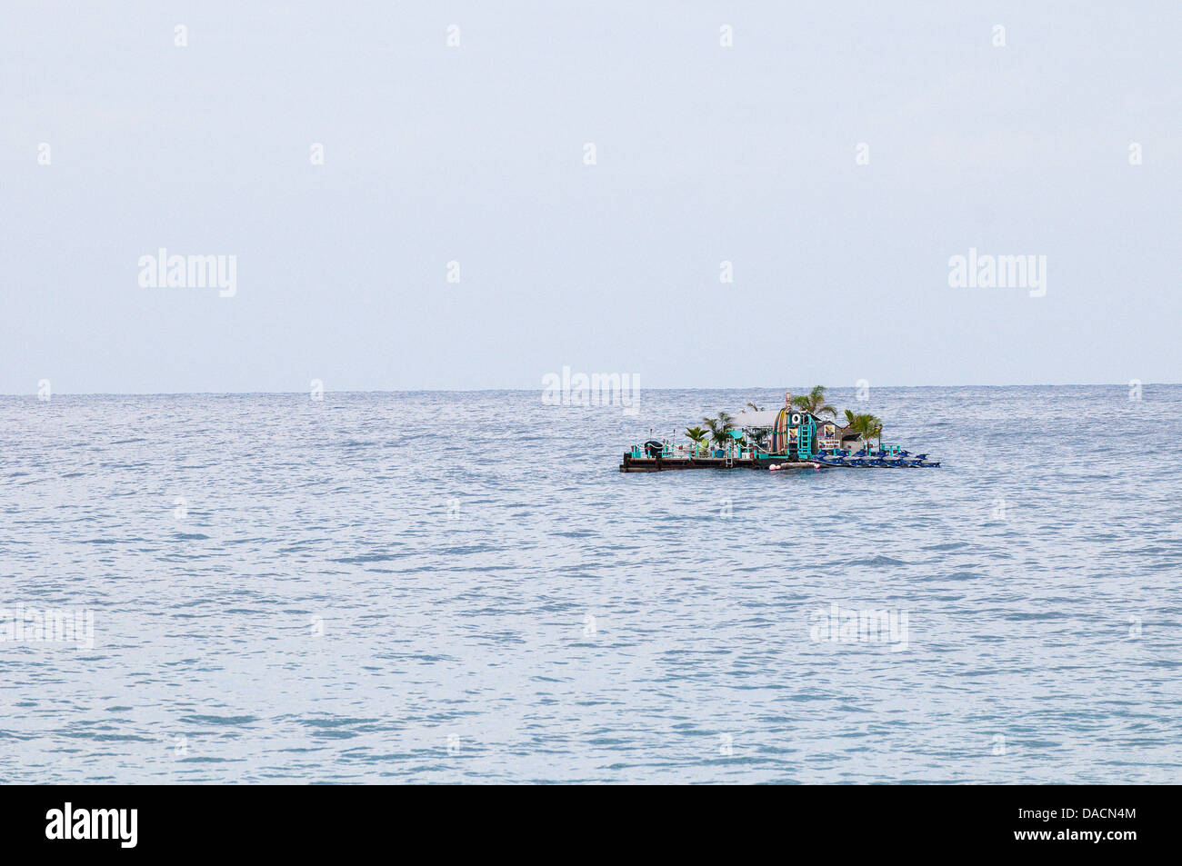 Sport acquatici turistici trasportati su zattera che sono ancorate al largo del litorale di Kailua-Kona, Big Island delle Hawaii, Foto Stock