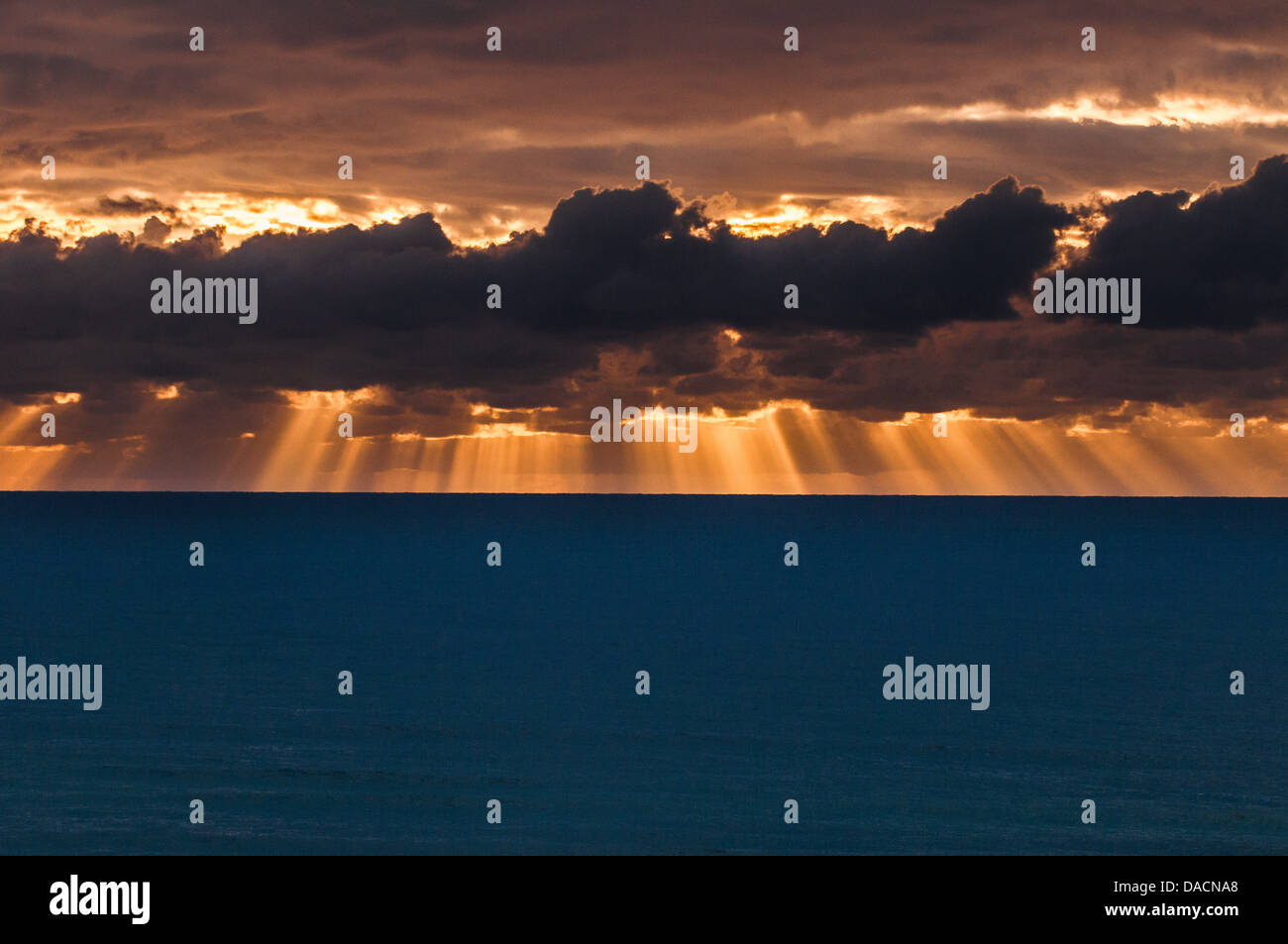 Raggi di sole che splende attraverso le nuvole di sunrise, Moreton Island, Queensland, Australia Foto Stock