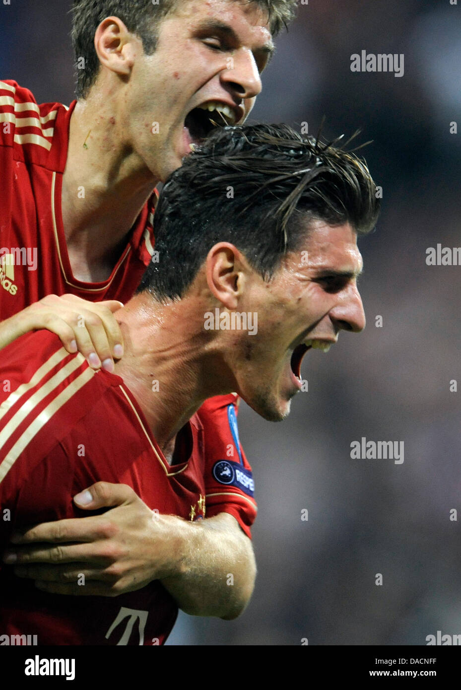 Monaco di Baviera è Mario Gomez celebra con il compagno di squadra Thomas Müller (top) dopo aver segnato il gol di apertura durante la Champions League gruppo di una partita di calcio tra FC Bayern Monaco e il Manchester City a stadio Allianz Arena di Monaco di Baviera, Germania, 27 settembre, 2011. Foto: Andreas Gebert dpa/lby +++(c) dpa - Bildfunk+++ Foto Stock