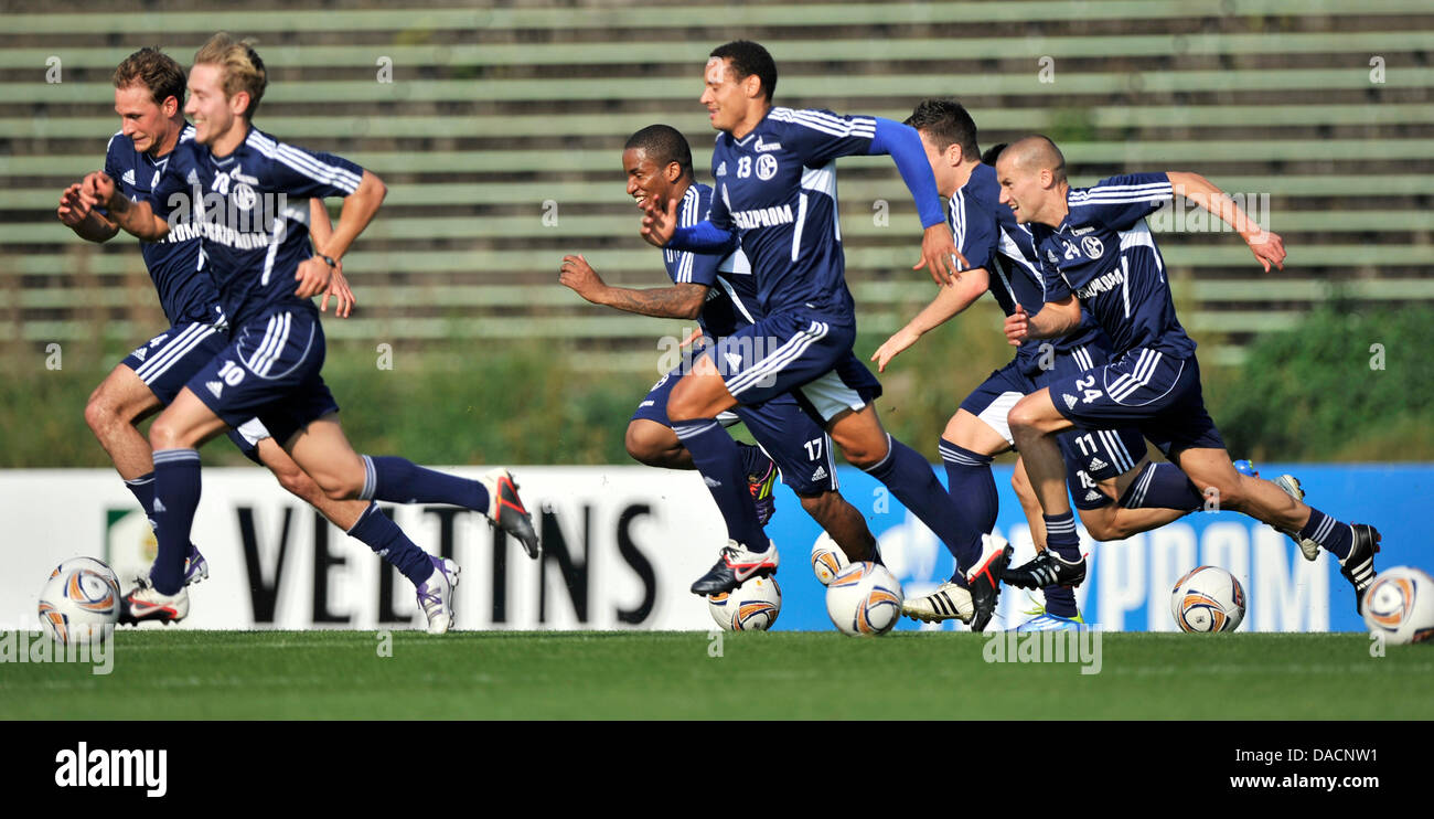 Schalke's Benedikt Hoewedes (L-R), Lewis Holtby, Jefferson Farfan, Jermaine Jones e Peer KLUGE la pratica di Gelsenkirchen (Germania), 28 settembre 2011. FC Schalke 04 giocherà Maccabi Haifa FC durante la fase di gruppo di Europa League di giovedì, 29 settembre 2011. Foto: MARIUS BECKER Foto Stock