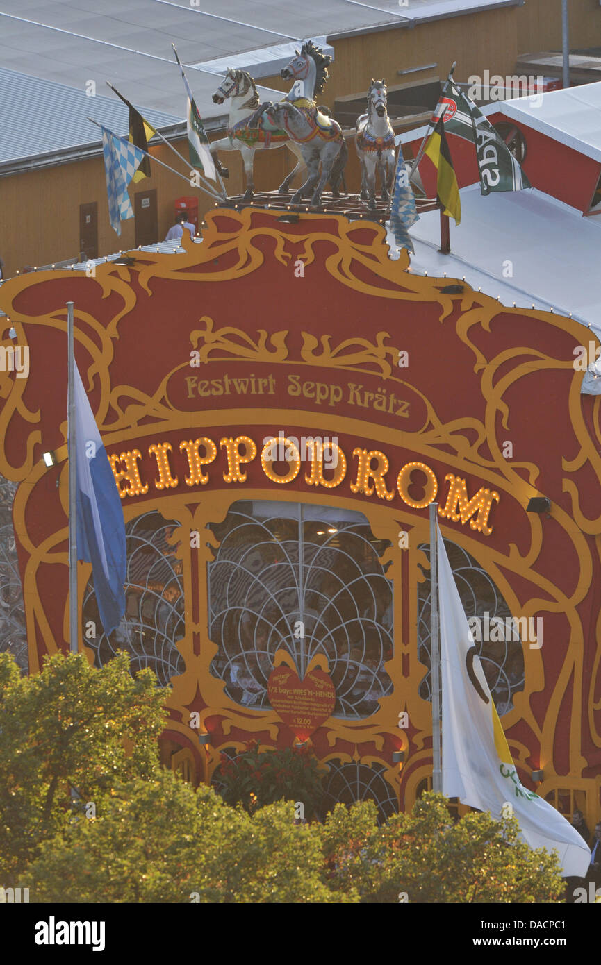 L'Ippodromo tenda sul Oktoberfest motivi è raffigurato a Monaco di Baviera, Germania, il 29 settembre 2011. Il 178mo Oktoberfest attrae visitatori da tutto il mondo fino al 3 ottobre 2011. Foto: Felix Hoerhager Foto Stock