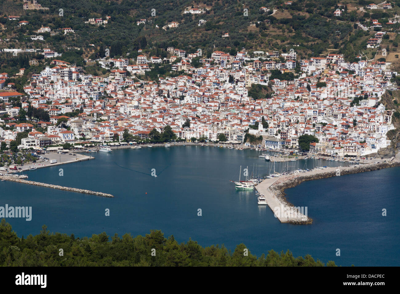 In Grecia le Sporadi, città di Skopelos, vista aerea Foto Stock