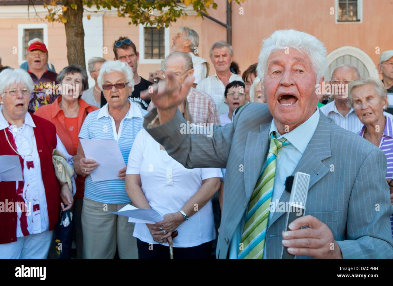 Coro Gotthilf leader Fischer (C) si erge circondato da una folla di cantare canzoni folk sulla piazza del mercato di Eisenach, Germania, 30 settembre 2011. L'evento segna il preludio per il televisiva evento live 'Die schoensten deutschen Volkslieder' (i più bei canti popolari tedeschi) di tedesco stazione emittente MDR, che designa la maggior parte canzone preferita. Foto: Michael Reichel Foto Stock