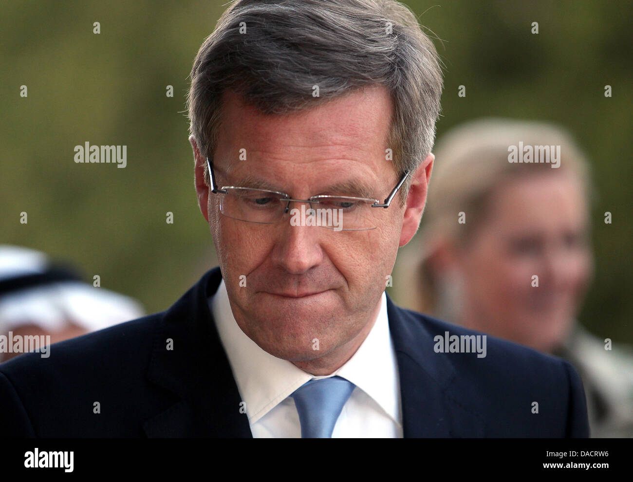 Nachdenklich geht Bundespräsident Christian Wulff am Dienstag (13.12.2011) in Kuwait-City an der Corniche entlang. Ein Privatkredit über eine halbe milioni di euro macht Bundespräsident Christian Wulff Ärger. Das Darlehen günstige hat er als niedersächsischer Ministerpräsident 2008 von einer Unternehmergattin erhalten. Im Landtag in Hannover gab er diesen Kredit aber nicht un, als er Foto Stock