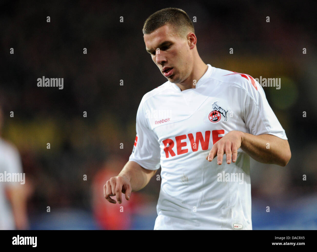 La colonia Lukas Podolski guarda al suolo durante la Bundesliga riarrangiati partita di calcio tra FC Colonia e FSV Mainz 05 a Rhein-Energie-Stadium di Colonia, Germania, 13 dicembre 2011. Foto: Jonas Guettler Foto Stock