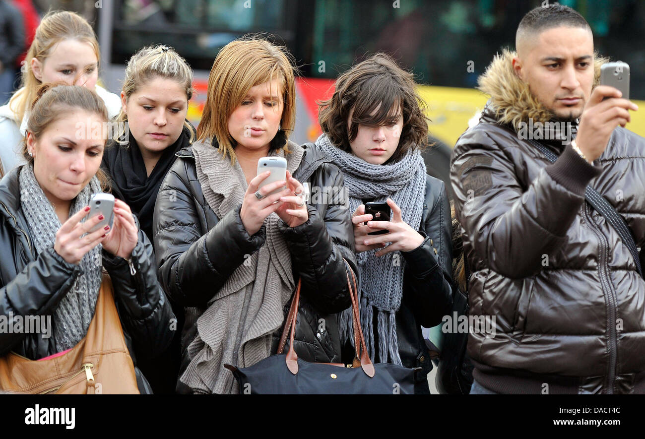 La gente a prendere foto con loro i cellulari del bus stazione Place San Lambert di Liegi, in Belgio, il 14 dicembre 2011. A questo posto un pistolero ucciso cinque persone, tra cui lo stesso, e feriti oltre 120 in un attacco con granate e spari su Martedì, 13 dicembre. Foto: Marius Becker dpa +++(c) dpa - Bildfunk+++ Foto Stock