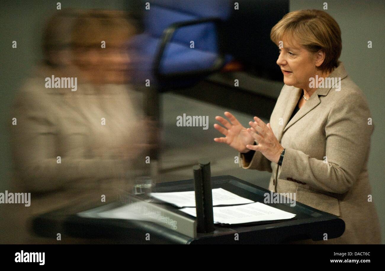 Il cancelliere tedesco Angela Merkel fa una dichiarazione ufficiale del governo per i risultati del Consiglio europeo del 8 e 9 dicembre sul pavimento del Bundestag tedesco a Berlino, Germania, 14 dicembre 2011. Inoltre, i parlamentari hanno discusso il passato Vertice UE, l'estensione del tedesco forze armate le operazioni in Afghanistan e i risultati della conferenza sui cambiamenti climatici a Durban, in modo Foto Stock