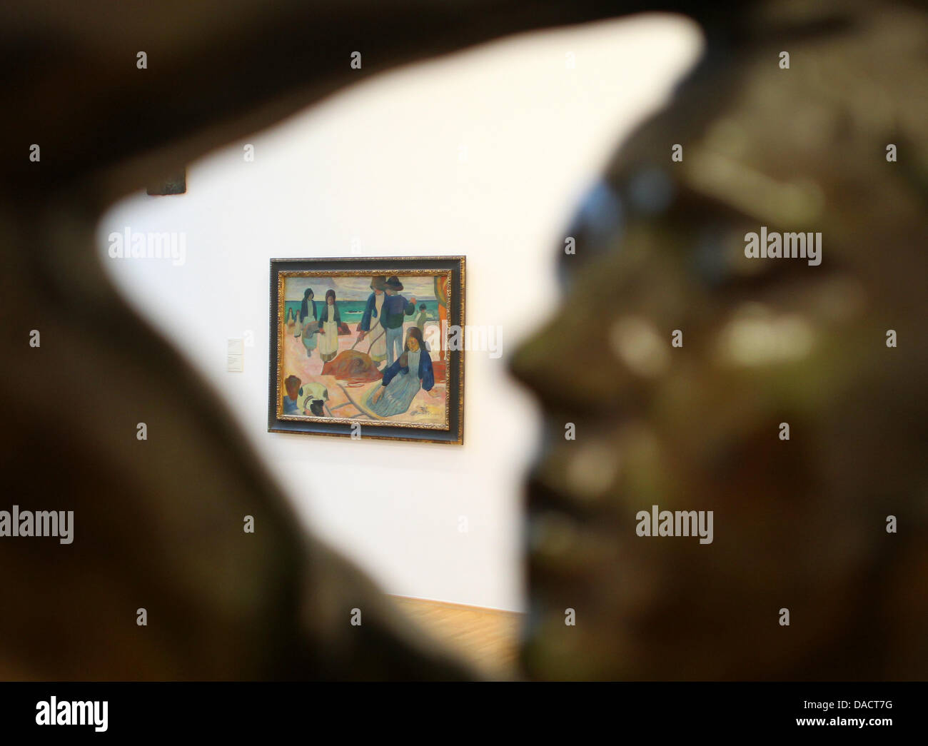 Durch die Armbeuge der Bronzeskulptur 'Dcome eherne Zeitalter' von Auguste Rodin (1880) ist am Mittwoch (14.12.2011) das bild 'Bretonische Tangsammlerin' von Paul Gauguin (1889) im Essener il Museo Folkwang zu sehen. Unter dem Titel "Im Farbenrausch' avviato Museo das im Herbst 2012 Eine große Expressionismus-Ausstellung mit etwa 100 Gemälden, darunter Leihgaben aus aller Welt. Foto: Foto Stock