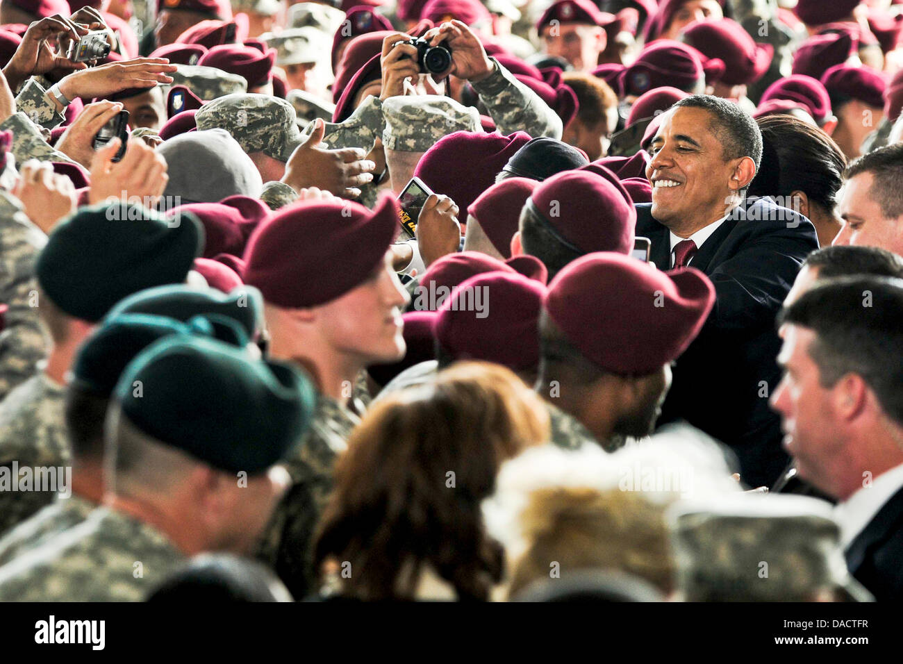 Il Presidente degli Stati Uniti Barack Obama interagisce con truppe a Fort Bragg, North Carolina, Mercoledì, Dicembre 14, 2011 dopo l'erogazione di commento riconoscendo il loro servizio durante l'Operazione Iraqi Freedom e funzionamento nuova alba, come la guerra in Iraq volge al termine. Ft. Bragg è una piattaforma di prontezza che è postured per rispondere rapidamente a livello globale con uno spettro completo di forze che forniscono su Foto Stock