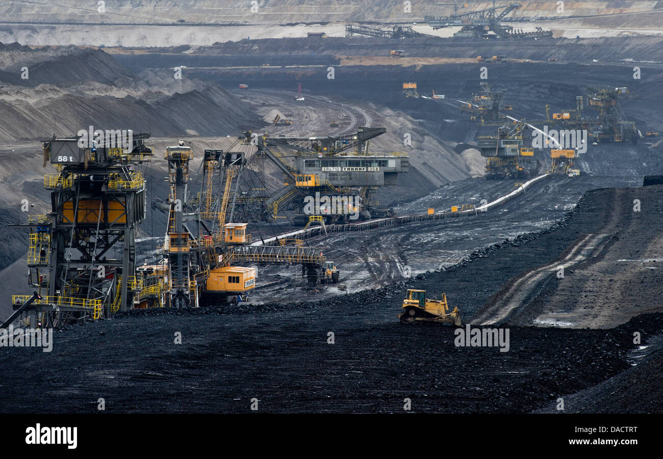 La cucitura di carbone della lignite miniera a cielo aperto del potere società Vattenfall è raffigurato nella Welzow, Germania, 15 dicembre 2011. Foto: Patrick Pleul Foto Stock