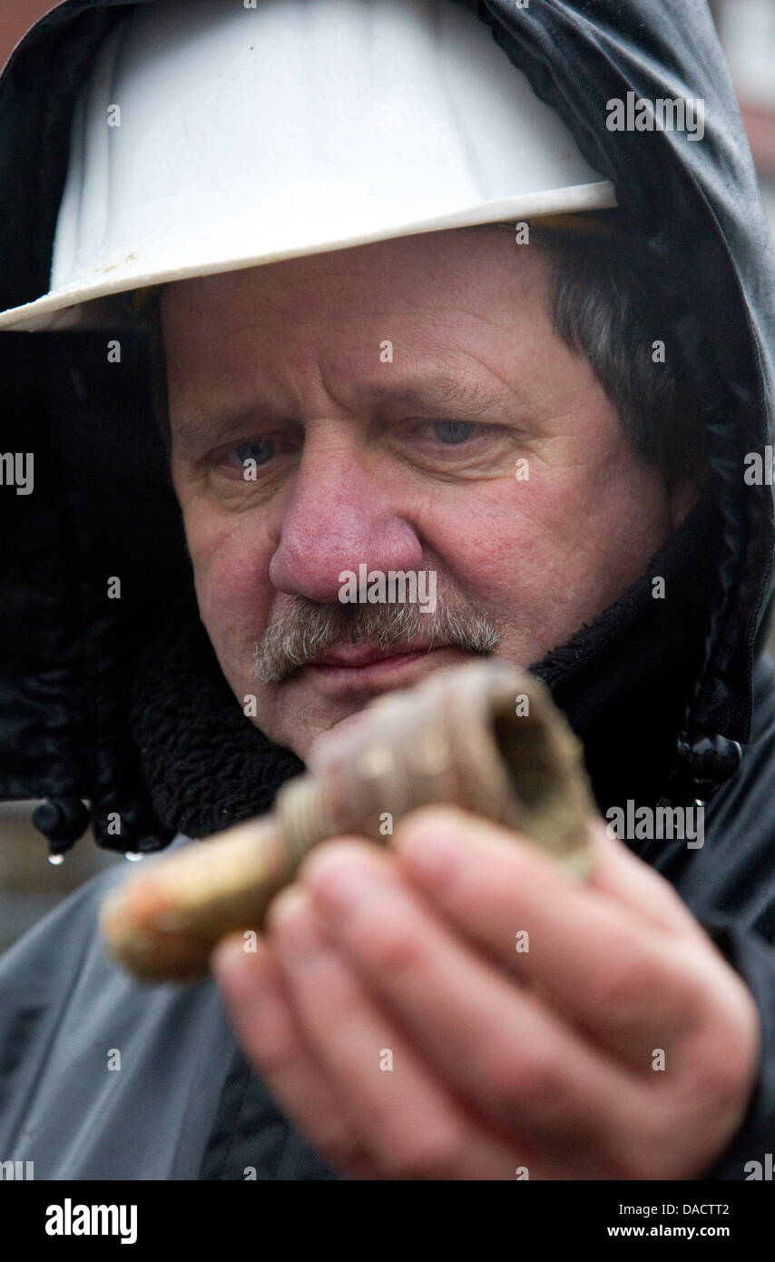 Bomb Disposal expert Oltmann Harms presenta un fusibile di cinque centner bomba di Cloppenburg, Germania, 16 dicembre 2011. In precedenza, la bomba è stata disinnescata vicino alla città e portato via per lo smaltimento. Foto: Friso Gentsch Foto Stock