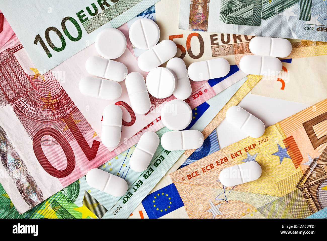 Le pillole e le banconote in euro Foto Stock