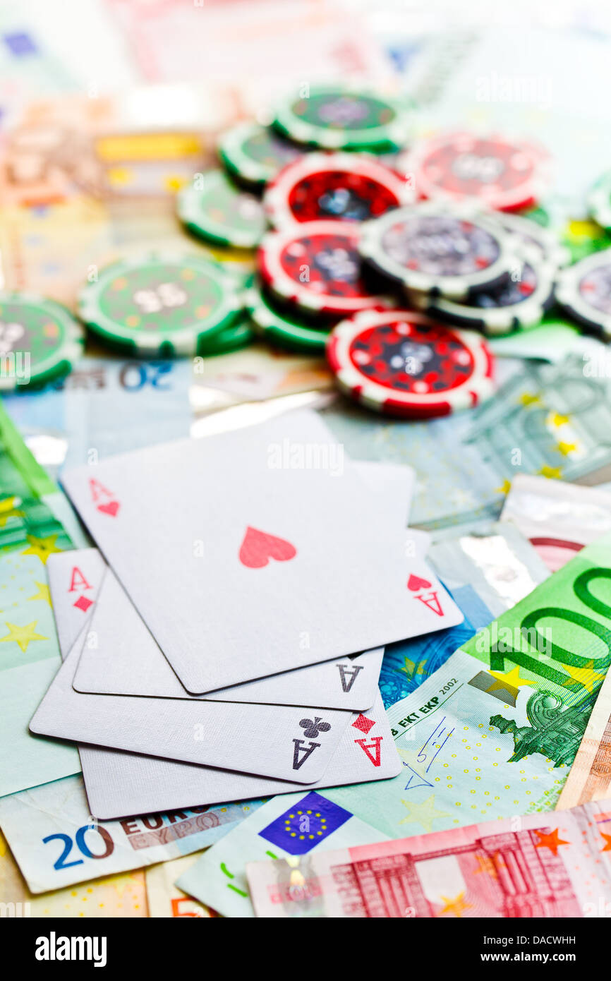 Il concetto di gioco d'azzardo. carte da poker, chip e delle banconote in euro Foto Stock