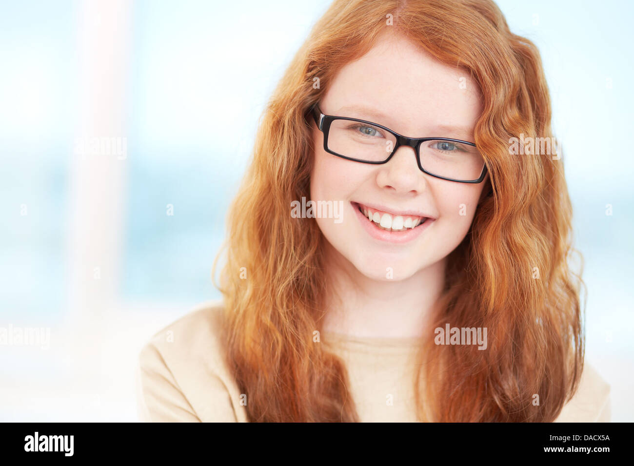 Close-up verticale di un redhead teen in un buon umore Foto Stock