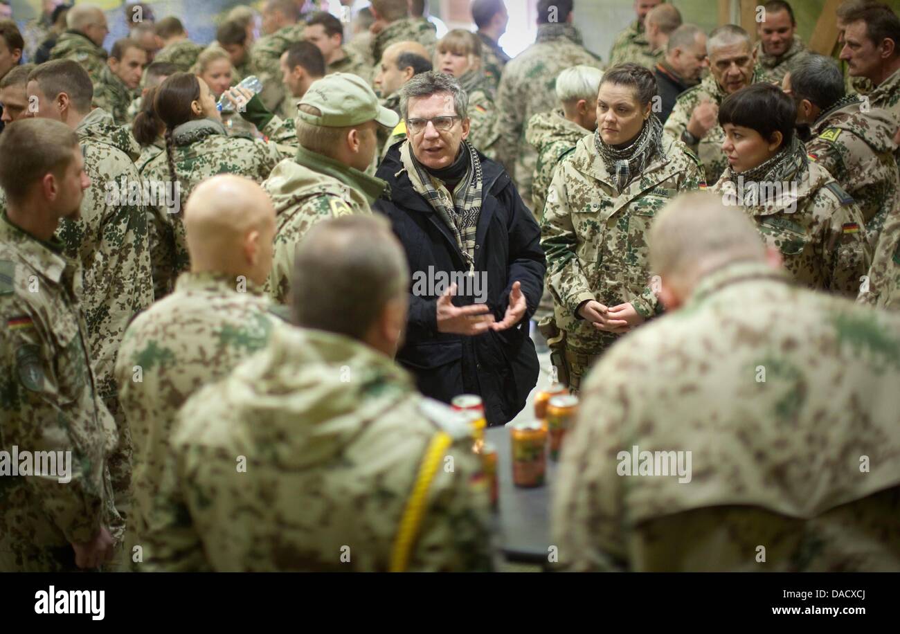 Il Ministro della Difesa tedesco, Thomas de Maiziere (CDU) parla di soldati al field camp delle forze armate tedesche in Kundus, Afghanistan, 21 dicembre 2011. De Maiziere è su un giorno di visita in Afghanistan. Foto: MICHAEL KAPPELER Foto Stock