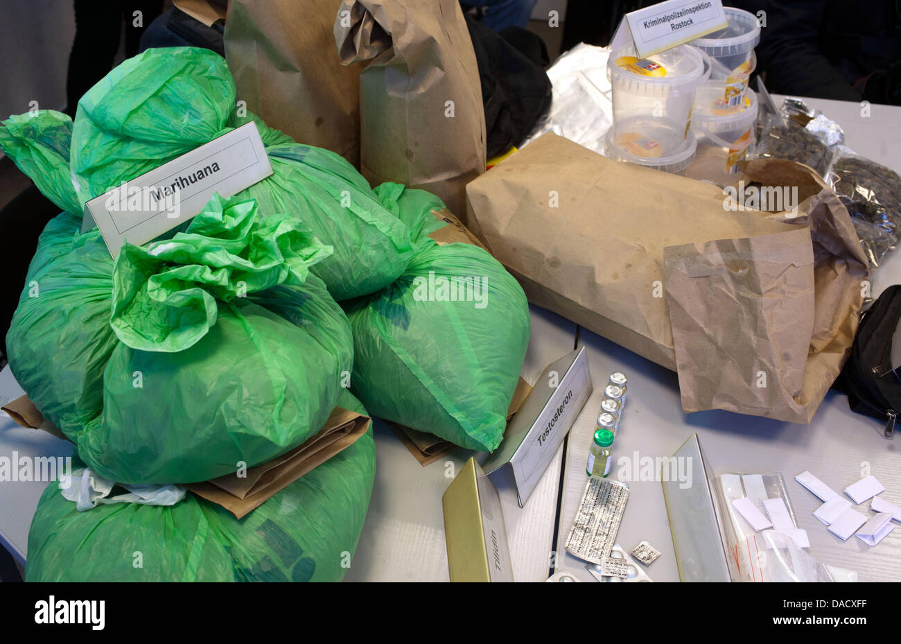 Sacchi pieni di marijuana sono sul display durante una polizia conferenza stampa dopo un giro di vite sulla criminalità connessa con la droga a Rostock, Germania, 21 dicembre 2011. La polizia ha arrestato diversi sospetti in metà di dicembre ed è stata in grado di fissare diversi chilogrammi di marijuana come pure le armi. Foto: Jens Buettner Foto Stock