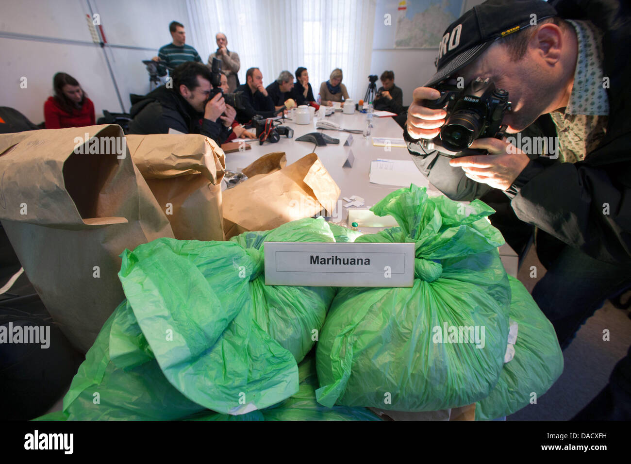 Una foto fotografie reporter sacchi pieni di marijuana che sono sul display durante una polizia conferenza stampa dopo un giro di vite sulla criminalità connessa con la droga a Rostock, Germania, 21 dicembre 2011. La polizia ha arrestato diversi sospetti in metà di dicembre ed è stata in grado di fissare diversi chilogrammi di marijuana come pure le armi. Foto: Jens Buettner Foto Stock