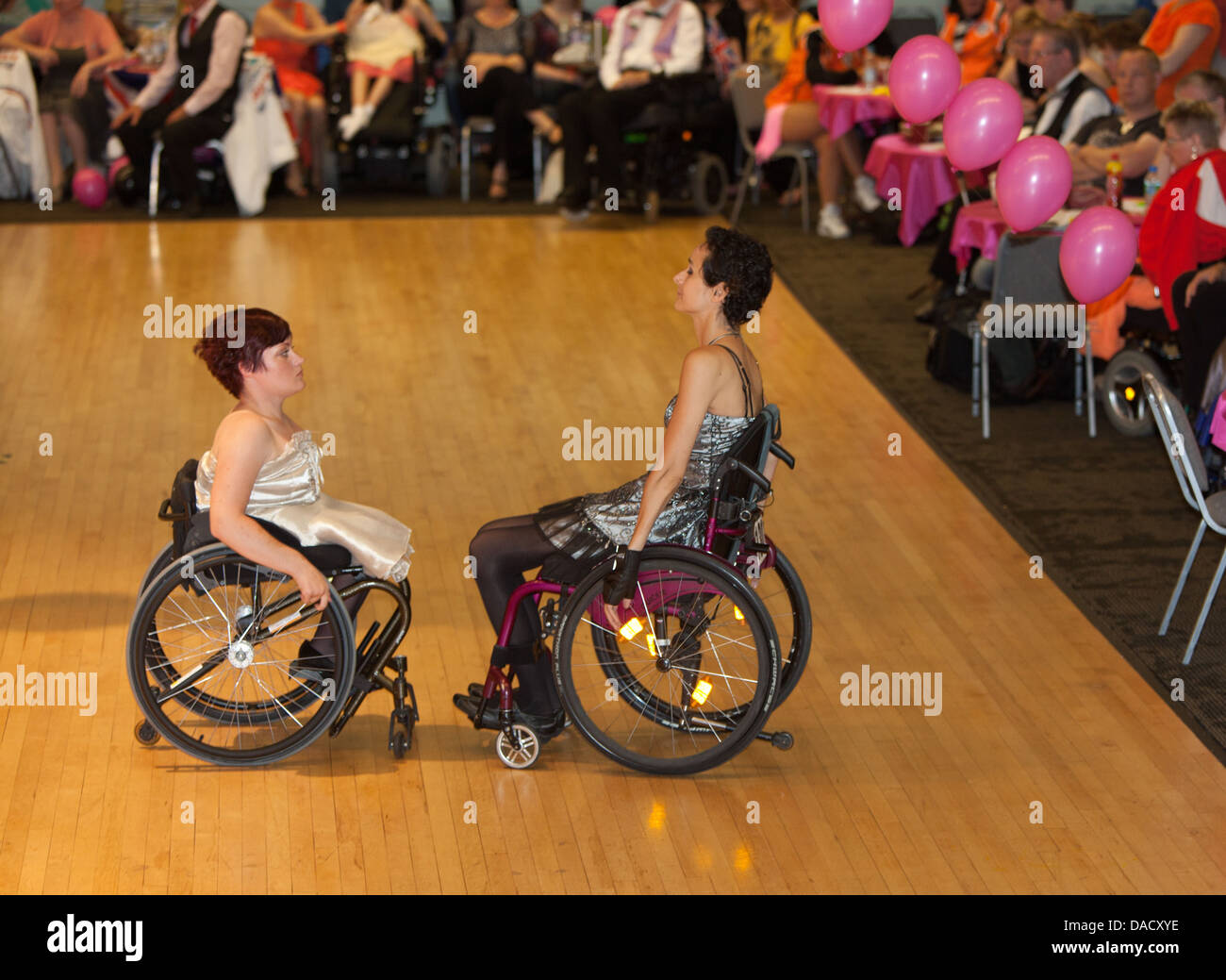 A concorrenti del Grand Prix International Dancesport sedia a rotelle la concorrenza 2013, Forum Wythenshawe, Manchester Foto Stock